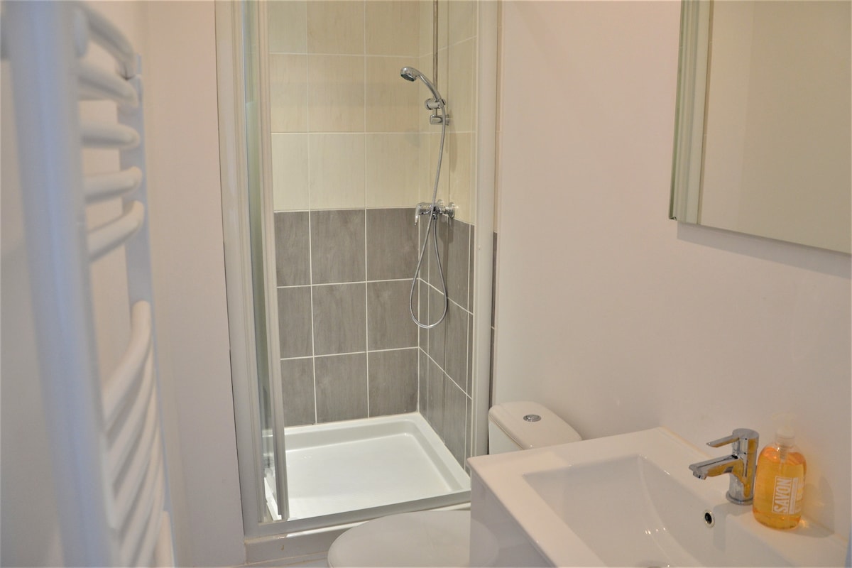 Salle de bain neuve en rez-de-chaussée