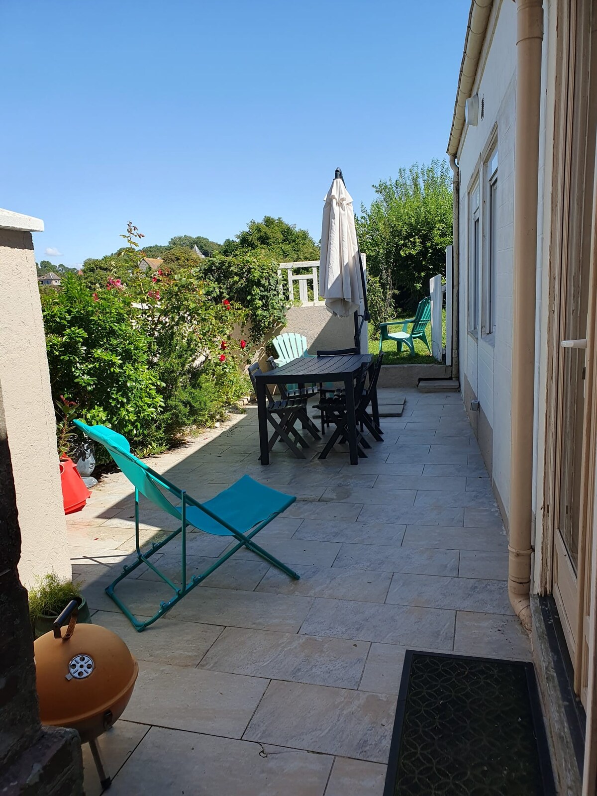 Arrière-cour, vue jardin