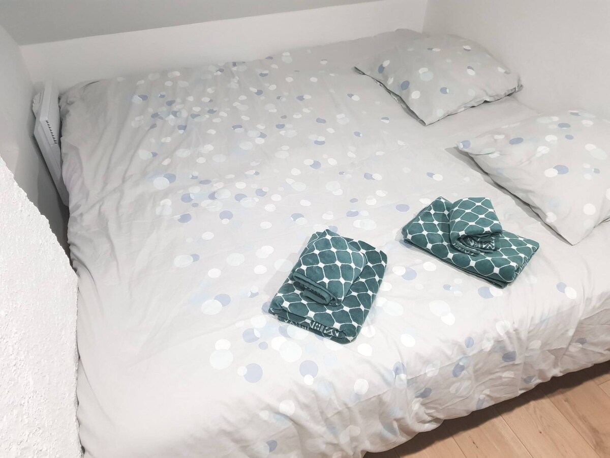 Chambre avec couchage 180×190 — vue mer depuis le lit