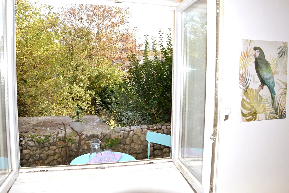 Vue sur la terrasse depuis le salon